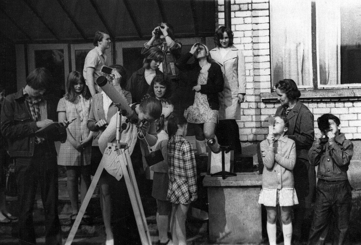 R. Saveļjevas skolēni 1975. gadā novēro daļējo Saules aptumsumu. LU Muzeja krājums, F. Candera un Latvijas astronomijas kolekcija R. Saveļjevas skolēni 1975. gadā novēro daļējo Saules aptumsumu. LU Muzeja krājums, F. Candera un Latvijas astronomijas kolekcija