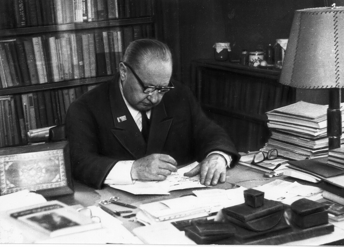 Jānis Lūsis sēžot pie sava rakstāmgalda, 1974. gadā. Foto: LU Muzeja krājums Jānis Lūsis sēžot pie sava rakstāmgalda, 1974. gadā. Foto: LU Muzeja krājums
