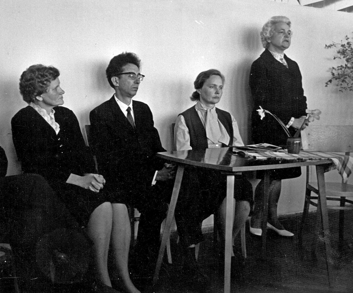 J. Ikaunieka 60. dzimšanas dienai veltītajā konferencē Aizputē, 1972. gadā. No kreisās: Rota Saveļjeva, Andrejs Alksnis, Natālija Cimahoviča, Ilga Daube. LU Muzeja krājums, F. Candera un Latvijas astronomijas kolekcija J. Ikaunieka 60. dzimšanas dienai veltītajā konferencē Aizputē, 1972. gadā. No kreisās: Rota Saveļjeva, Andrejs Alksnis, Natālija Cimahoviča, Ilga Daube. LU Muzeja krājums, F. Candera un Latvijas astronomijas kolekcija
