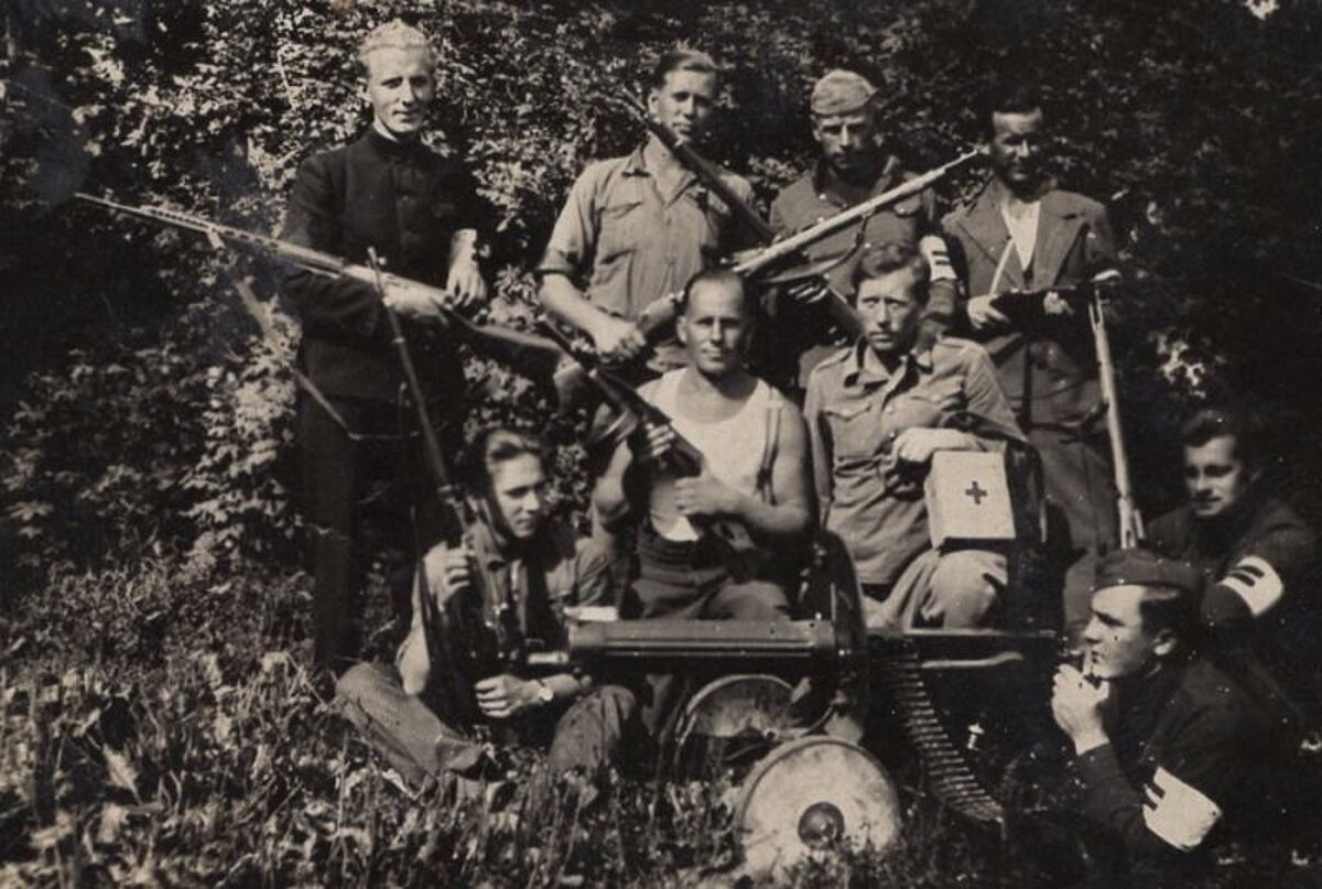 Foto: Nacionālo partizānu grupa. 1941. gada vasara. Foto no Kara muzeja krājumiem.