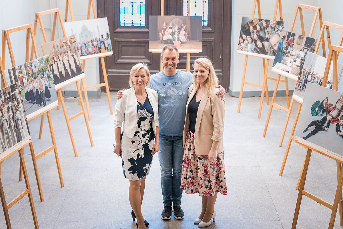 Foto izstāde "Vienoti Latvijas Universitātē un Dziesmu un Deju svētkos". LU Kultūras centrs. No kreisās Indra Trofimoviča, Andris Bergmanis, Ieva Jurga. Foto: Toms Grīnbergs