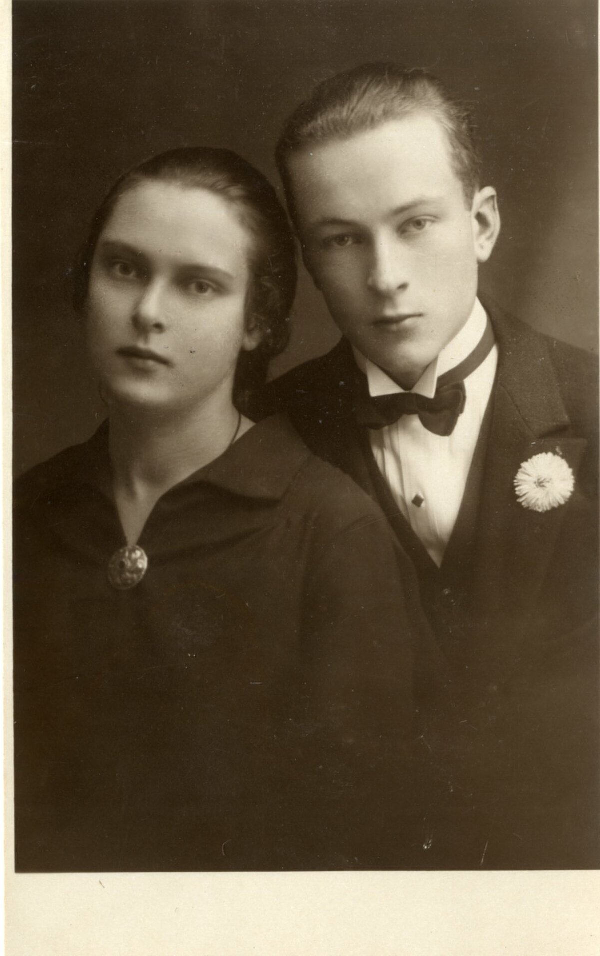 Helēna Ledus ar brāli Paulu. 20. gs. 30. gadi. Foto: LU Muzeja krājums Helēna Ledus ar brāli Paulu. 20. gs. 30. gadi. Foto: LU Muzeja krājums