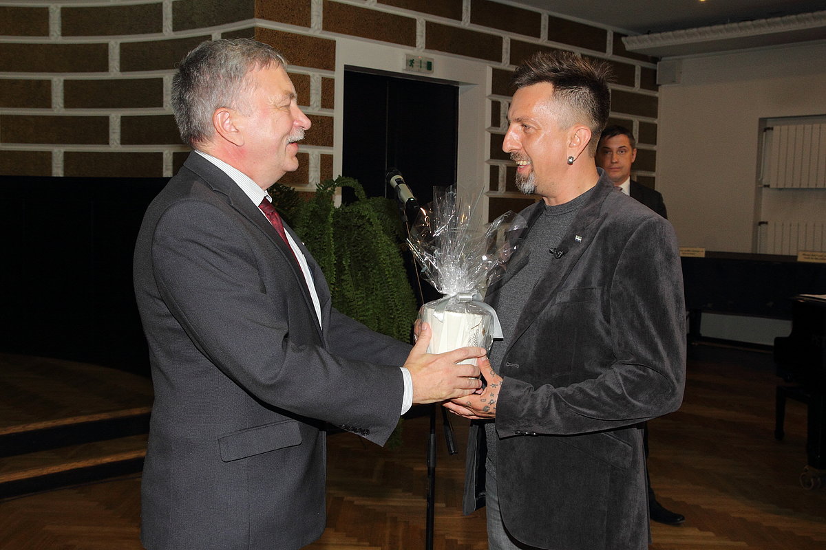 LU rektors Indriķis Muižnieks sveic Valtu Ernštreitu. Foto: Toms Grīnbergs.