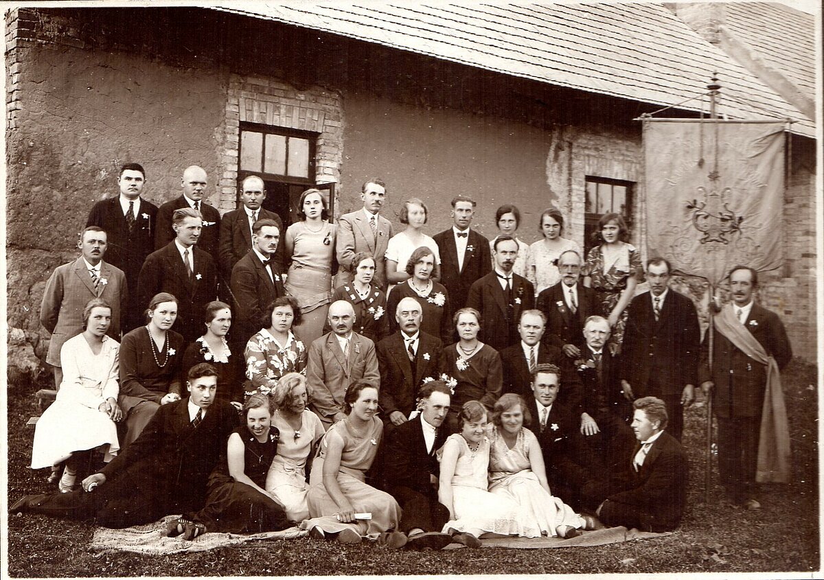 Bikstu koris 1931.gada jūlijā pie biedrības nama. 2. rindā sēž trešā no labās puses - Ledus kundze, viņai blakus Roberts Ledus. 4. rindā otrā no labās puses - Helēna Ledus. Foto: Maijas Zeipiņas arhīvs Bikstu koris 1931.gada jūlijā pie biedrības nama. 2. rindā sēž trešā no labās puses - Ledus kundze, viņai blakus Roberts Ledus. 4. rindā otrā no labās puses - Helēna Ledus. Foto: Maijas Zeipiņas arhīvs