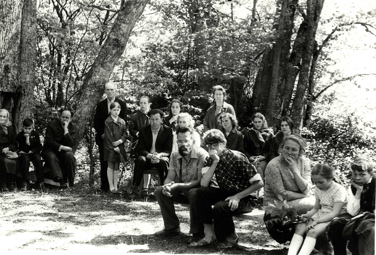 Jāņa Ilstera piemiņas staba atklāšanas viesi (foto no LUM krājuma) Jāņa Ilstera piemiņas staba atklāšanas viesi (foto no LUM krājuma)