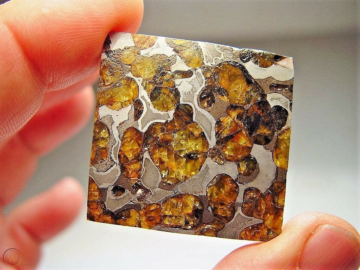 Brenhemas meteorīta paraugs, nopērkams eBay, sākot ar 300 ASV dolāriem Brenhemas meteorīta paraugs, nopērkams eBay, sākot ar 300 ASV dolāriem