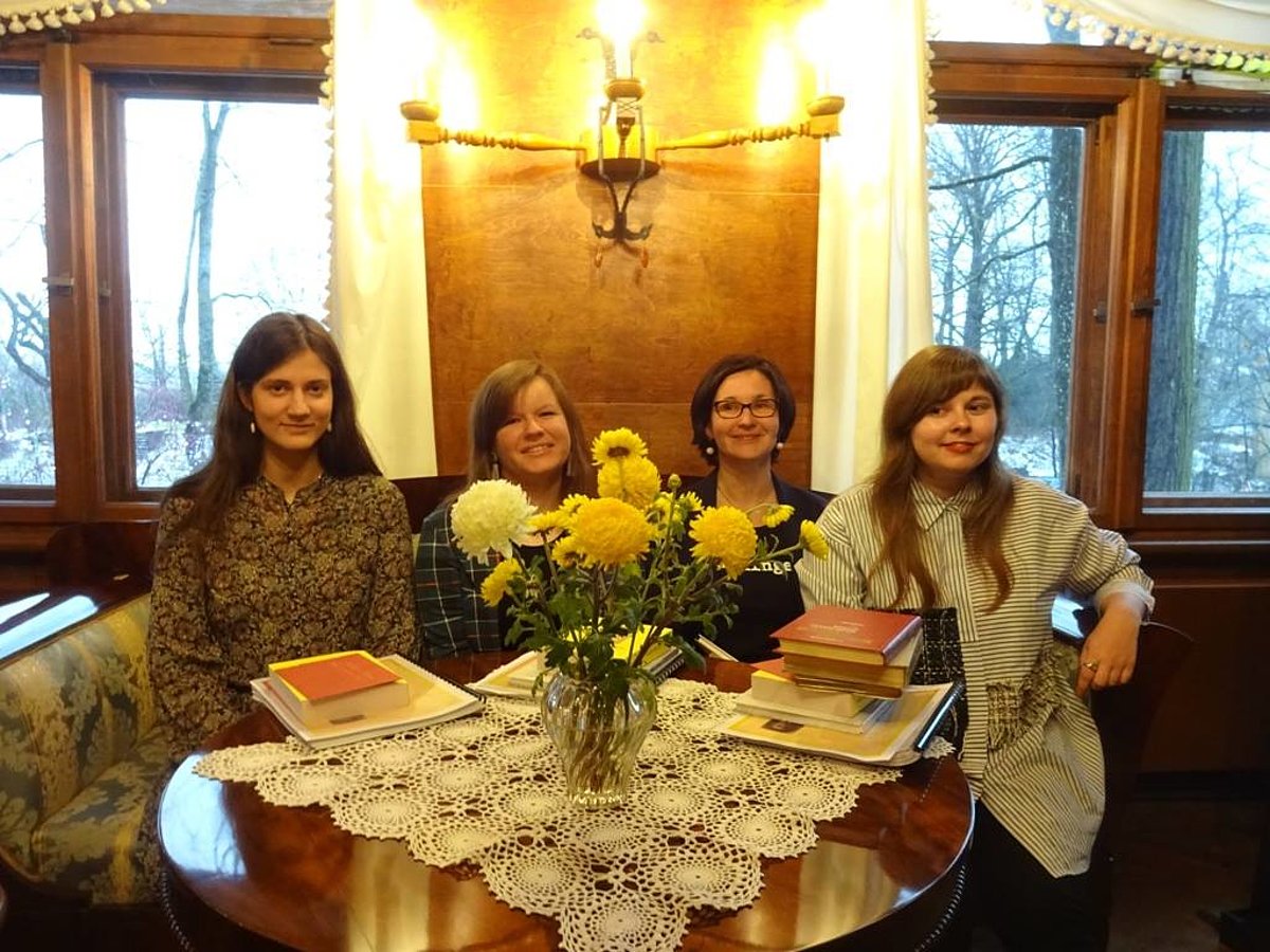 No kreisās: Zanda Babčuka (LKA), Madara Līgotāja (HZF), Anna Šēfere (LiepU) un Ilze Ļaksa-Timinska (HZF)