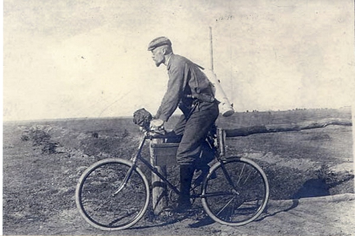 Botāniķis dodas lauka darbos. 20. gs. sāk. Foto no LU Muzeja krājuma Botāniķis dodas lauka darbos. 20. gs. sāk. Foto no LU Muzeja krājuma