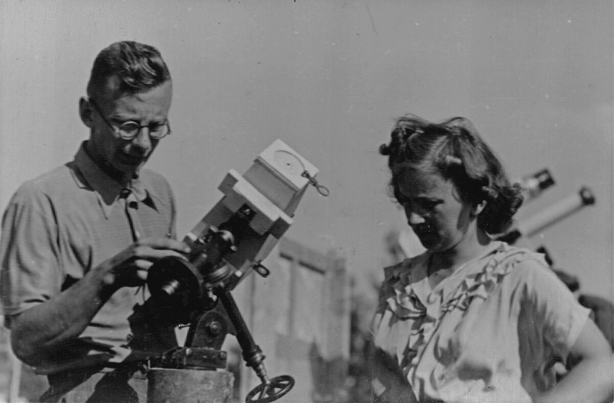 Matīss Dīriķis un Ella Detlova pilna Saules aptumsuma vērošanā Šilutē, 1954. gads. Attēls no LU Muzeja krājuma Matīss Dīriķis un Ella Detlova pilna Saules aptumsuma vērošanā Šilutē, 1954. gads. Attēls no LU Muzeja krājuma