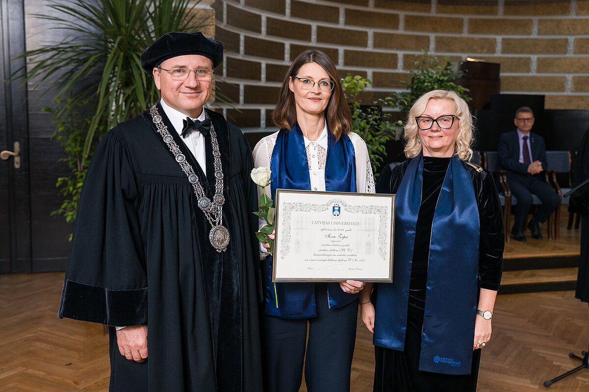 LU rektors prof. Gundars Bērziņš, jaunā zinātņu doktore Ieva Zepa un LU Doktorantūras skolas vadītāja prof. Zanda Rubene.