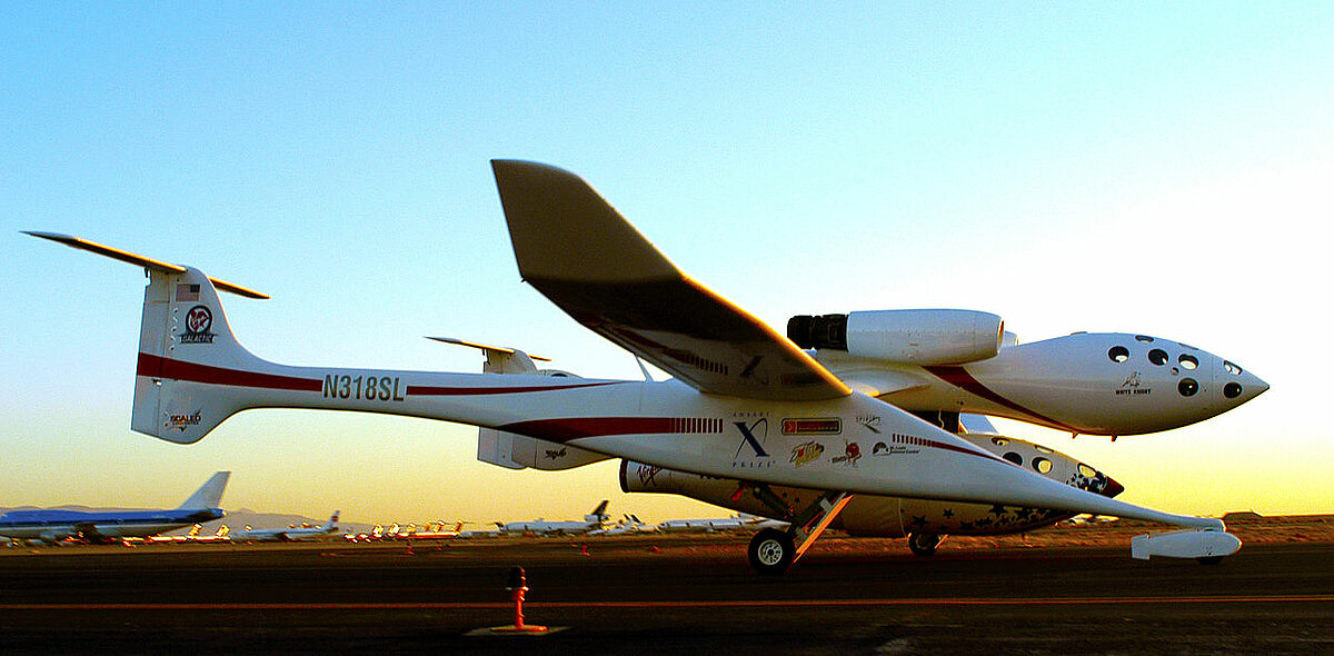Bērta Ratana suborbitālais kosmosa kuģis. Foto: D. Ramey Logan, Vikipēdija https://en.wikipedia.org/wiki/SpaceShipOne#/media/File:Flight_16P_taxi_pre_launch_photo_D_Ramey_Logan.jpg Bērta Ratana suborbitālais kosmosa kuģis. Foto: D. Ramey Logan, Vikipēdija https://en.wikipedia.org/wiki/SpaceShipOne#/media/File:Flight_16P_taxi_pre_launch_photo_D_Ramey_Logan.jpg