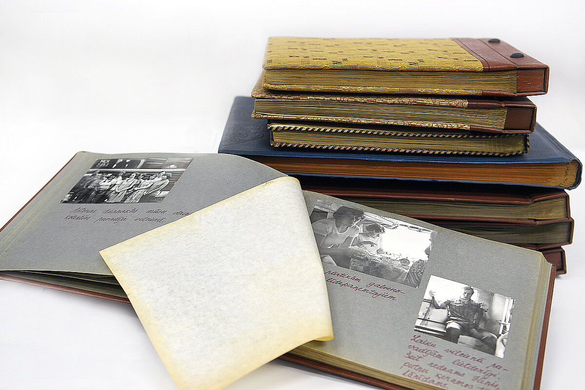 Albumi ar fotogrāfijām no Jāņa Lūša studentu praksēm. Foto: Sarmīte Livdāne Albumi ar fotogrāfijām no Jāņa Lūša studentu praksēm. Foto: Sarmīte Livdāne