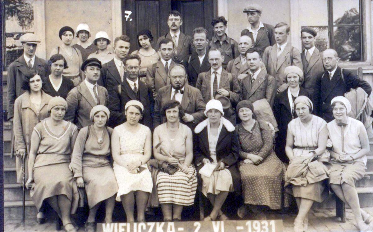 Reinis Kampe (ceturtajā rindā, labajā pusē ar cepuri galvā) LU ģeoloģijas studentu ekskursijā uz Poliju 1931. gadā. Foto: no LU Muzeja Ģeoloģijas kolekcijām Reinis Kampe (ceturtajā rindā, labajā pusē ar cepuri galvā) LU ģeoloģijas studentu ekskursijā uz Poliju 1931. gadā. Foto: no LU Muzeja Ģeoloģijas kolekcijām