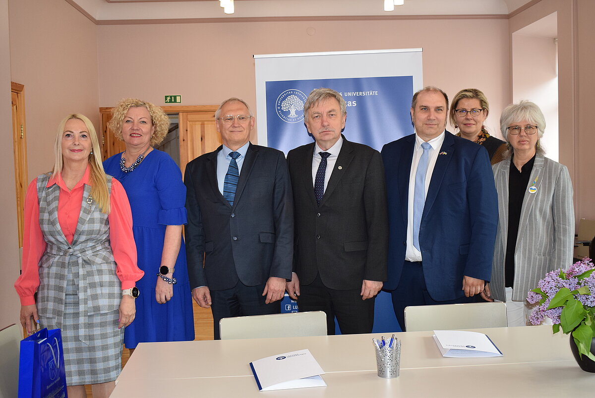 Kopbildē (no kreisās): LU Bauskas filiāles vadītāja Velga Gūtmane, Bauskas novada Izglītības kultūras, sporta un sabiedrības labklājības departamenta vadītāja Antra Ozoliņa, Bauskas novada domes priekšsēdētājs Aivars Okmanis, LU rektors Indriķis Muižnieks, Jelgavas novada pašvaldības priekšsēdētājs Madars Lasmanis, LU reģionālā centra vadītāja Gunta Kraģe, Izglītības pārvaldes vadītāja Ginta Avotiņa. Foto: Artūrs Dulbe Kopbilde