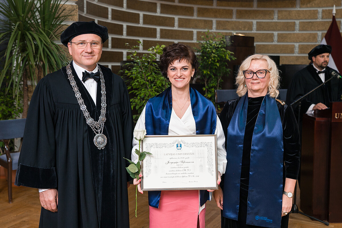 LU rektors prof. Gundars Bērziņš, jaunā zinātņu doktore Jevgeņija Seļivanova un LU Doktorantūras skolas vadītāja prof. Zanda Rubene.