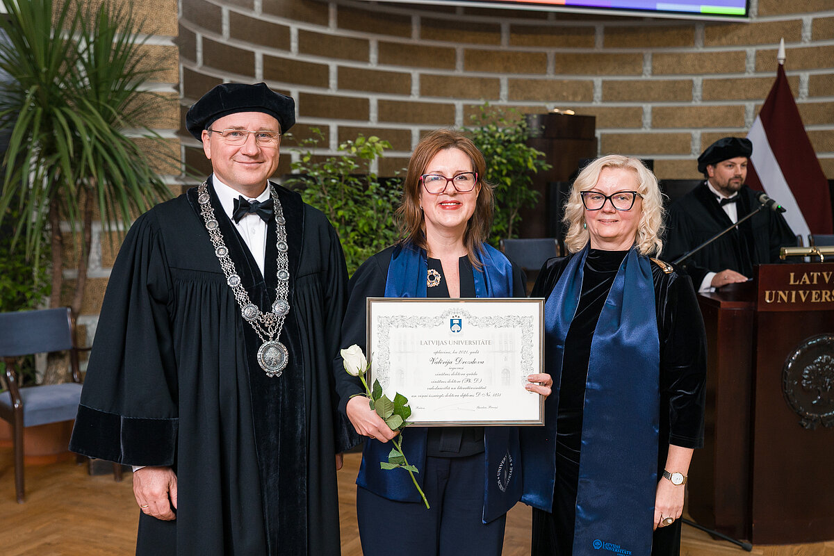 LU rektors prof. Gundars Bērziņš, jaunā zinātņu doktore Valērija Drozdova un LU Doktorantūras skolas vadītāja prof. Zanda Rubene.