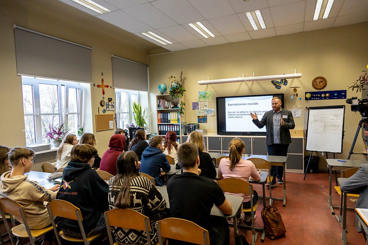 Skolotājs Kārlis Daģis vada fizikas stundu. Foto: Aija Melbārde.