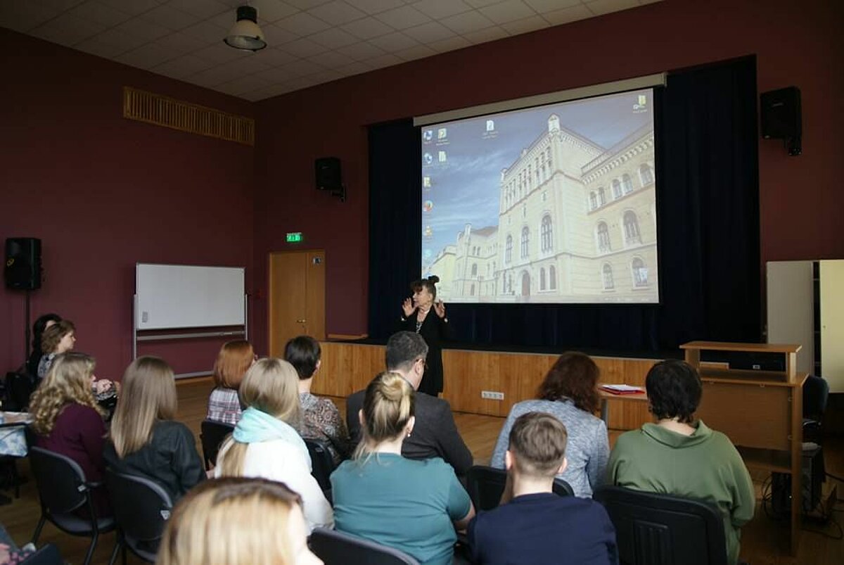 Foto: Latvijas Franču valodas pasniedzēju asociācijas prezidente Olga Ozoliņa ar 47. franču valodas valsts olimpiādes dalībniekiem LU Humanitāro zinātņu fakultātē.