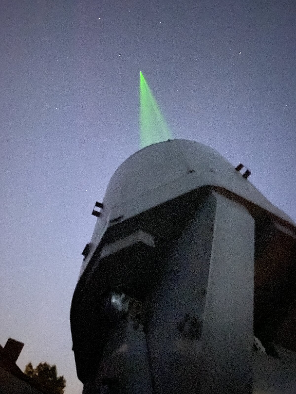 Lāzerlokācijas teleskops darbā. Zaļā stara "galā" atrodas kāds no 6000 kilometru augstumā esošajiem ģeodēziskajiem pavadoņiem. Foto: Astronomijas institūts