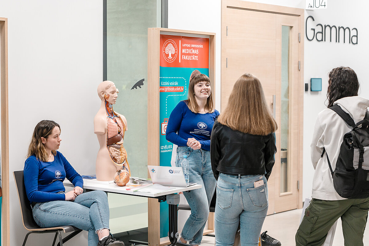 Fakultātes iepazīstina ar studiju iespējām. © Foto: Toms Grīnbergs, Latvijas Universitātes Komunikācijas departaments