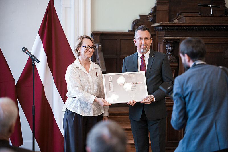 Izciliem izglītības un zinātnes darbiniekiem pasniegti Ministru kabineta Atzinības raksti