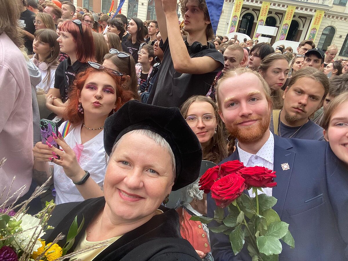 Foto: LU Humanitāro zinātņu fakultātes dekānes p.i. prof. Dace Balode kopā ar studentiem Aristoteļa svētkos 1.09.2024.