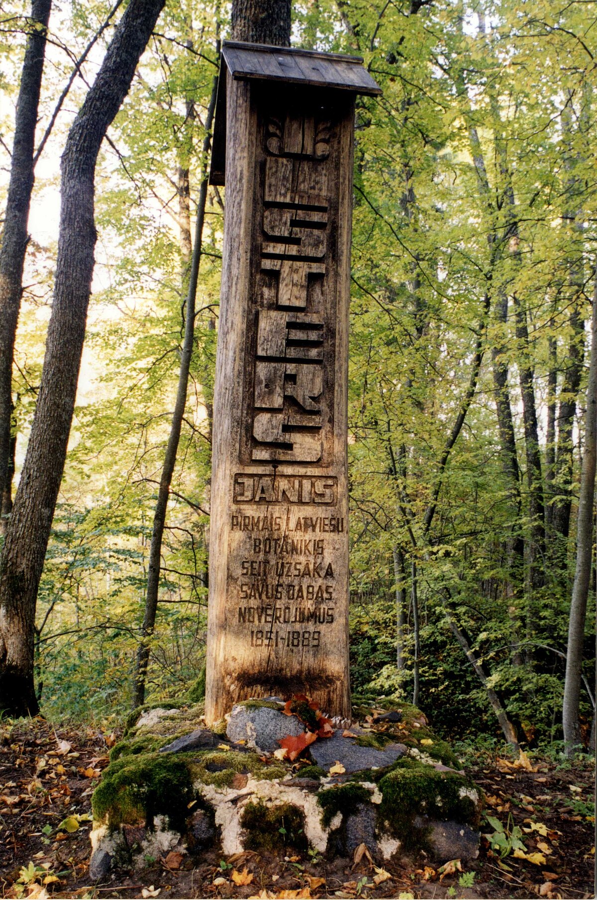 Jāņa Ilstera piemiņas dienā 1973. gada 27. maijā Vestienas pagasta Gretēs atklātais viņam veltītais piemiņas stabs (foto no LUM krājuma) Jāņa Ilstera piemiņas dienā 1973. gada 27. maijā Vestienas pagasta Gretēs atklātais viņam veltītais piemiņas stabs (foto no LUM krājuma)