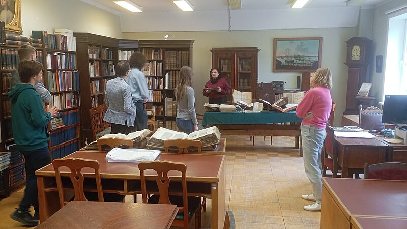 Jauno vēsturnieku skolas dalībnieki Reto izdevumu un rokrakstu bibliotēkā 