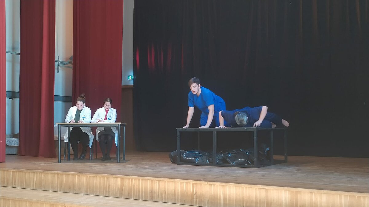 Skats no LU Studentu teātra izrādes "Nodevīgā sirds" Skats no LU Studentu teātra izrādes "Nodevīgā sirds"