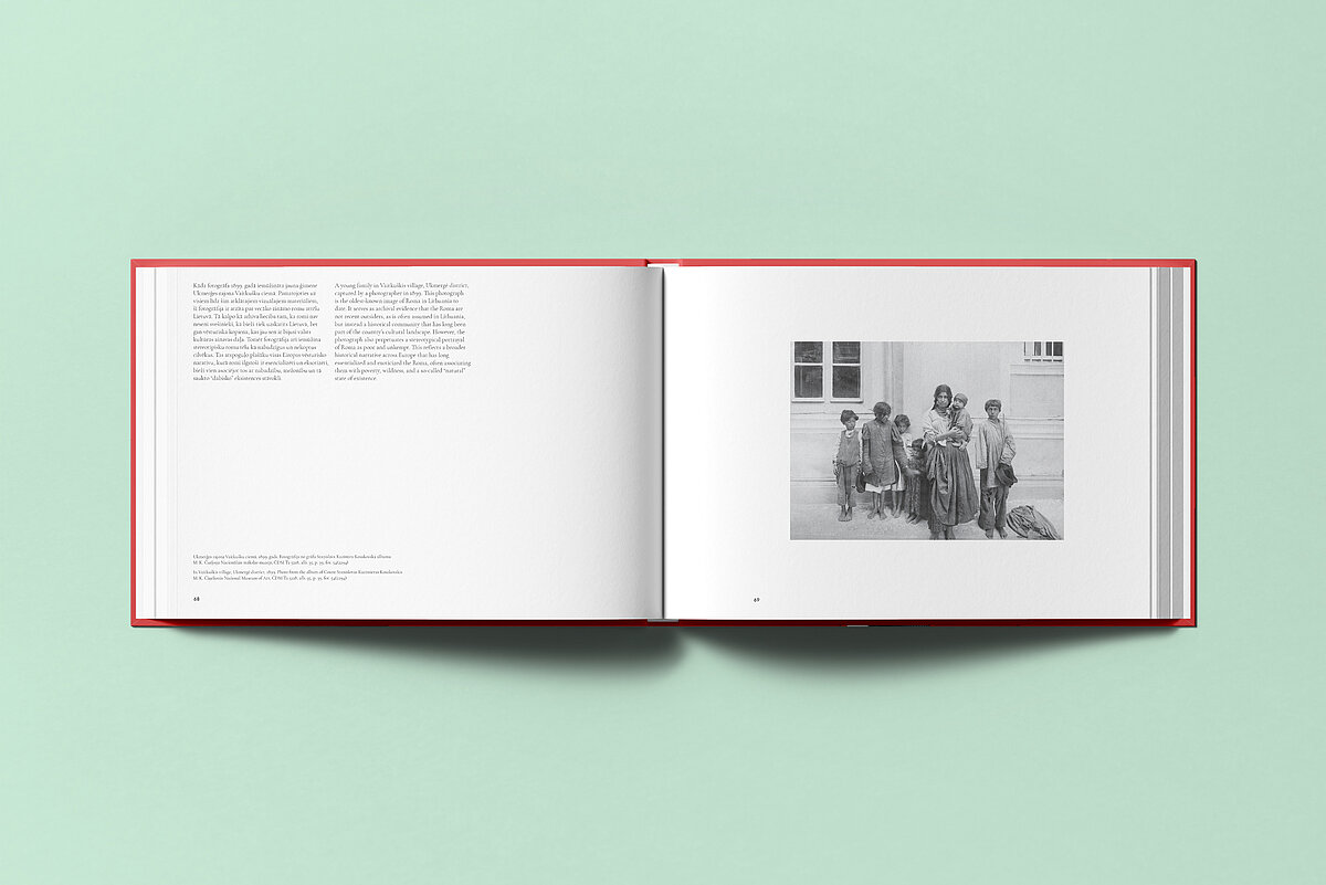 Baltijas romu vēsturei veltīts fotoalbums “(Ne)redzamās vēstures. Baltijas romi arhīvu fotogrāfijās”. Iekšlapu foto. Baltijas romu vēsturei veltītā fotoalbuma iekšlapu foto.