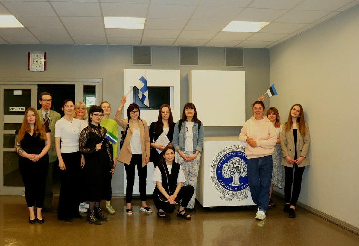 Foto: Somugru studiju apakšprogrammas absolventi kopā ar mācībspēkiem pēc bakalaura darbu sekmīgas aizstāvēšanas fakultātes dārzā 2023. gada jūnijā.