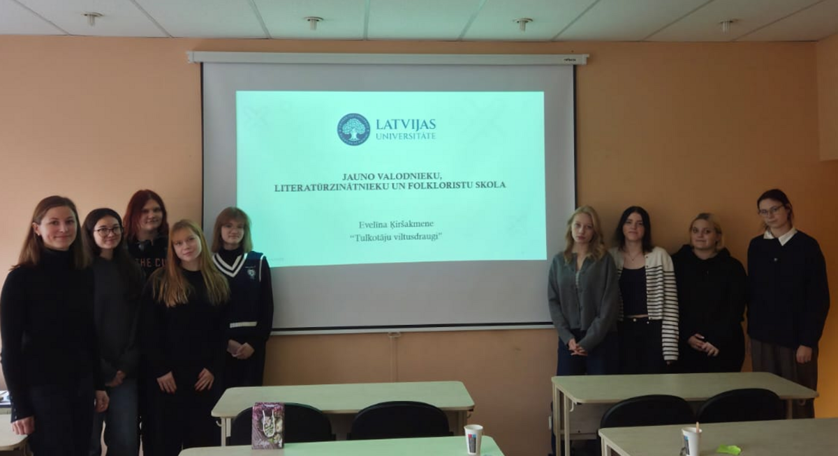 Pirmās Jauno valodnieku, folkloristu un literatūrzinātnieku skolas nodarbības dalībnieces kopār ar HZF doktoranti Evelīnu Ķiršakmeni (pirmā no kreisās puses).