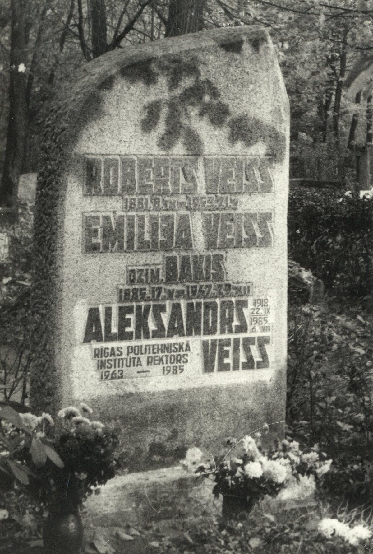 Aleksandra Veisa un viņa vecāku Roberta un Emīlijas atdusas vieta Matīsa kapos Rīgā. Foto: no Latvijas Ķīmijas vēstures muzeja krājuma Aleksandra Veisa un viņa vecāku Roberta un Emīlijas atdusas vieta Matīsa kapos Rīgā. Foto: no Latvijas Ķīmijas vēstures muzeja krājuma
