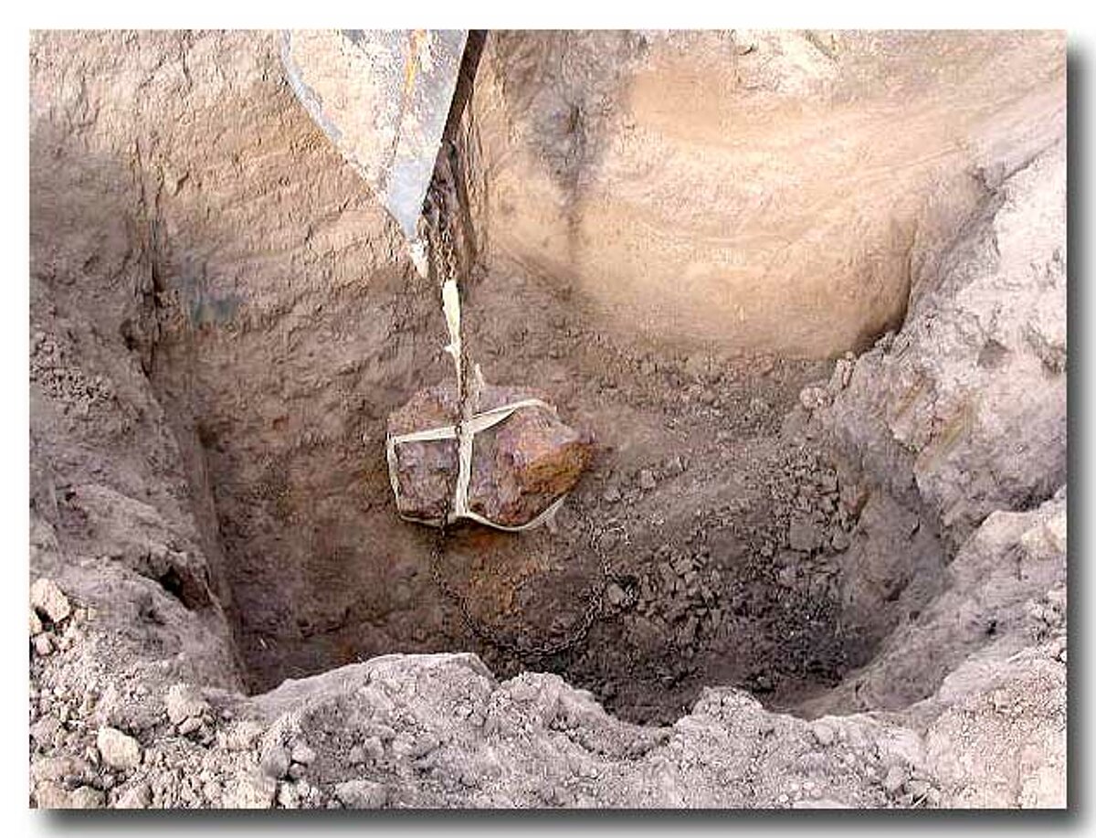 Brenhemas meteorīta galvenās masas izcelšana. https://www.meteorite-times.com/Back_Links/2006/February/Meteorite_People.htm Brenhemas meteorīta galvenās masas izcelšana. https://www.meteorite-times.com/Back_Links/2006/February/Meteorite_People.htm