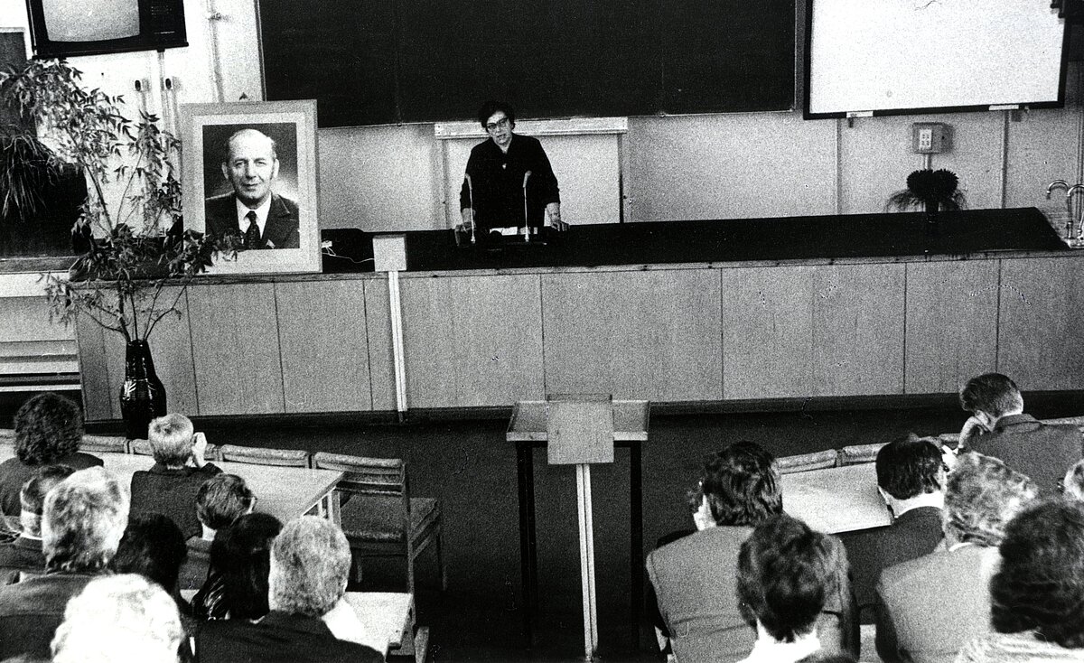 Aleksandra Veisa piemiņas lasījumi Rīgā, Āzenes ielā 14, 1988. gada 22. septembrī. Foto: no Latvijas Ķīmijas vēstures muzeja krājuma Aleksandra Veisa piemiņas lasījumi Rīgā, Āzenes ielā 14, 1988. gada 22. septembrī. Foto: no Latvijas Ķīmijas vēstures muzeja krājuma