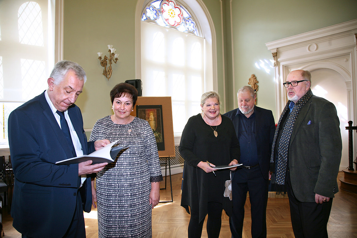 Prorektors prof. Valdis Segliņš, LU Muzeja direktore Iveta Gudakovska, LU Muzeja eksperts Ilgonis Vilks, krājuma glabātāja palīgs Gunta Vilka un mākslinieks Juris Zvirbulis. Foto S. Livdāne Prorektors prof. Valdis Segliņš, LU Muzeja direktore Iveta Gudakovska, LU Muzeja eksperts Ilgonis Vilks, krājuma glabātāja palīgs Gunta Vilka un mākslinieks Juris Zvirbulis. Foto S. Livdāne