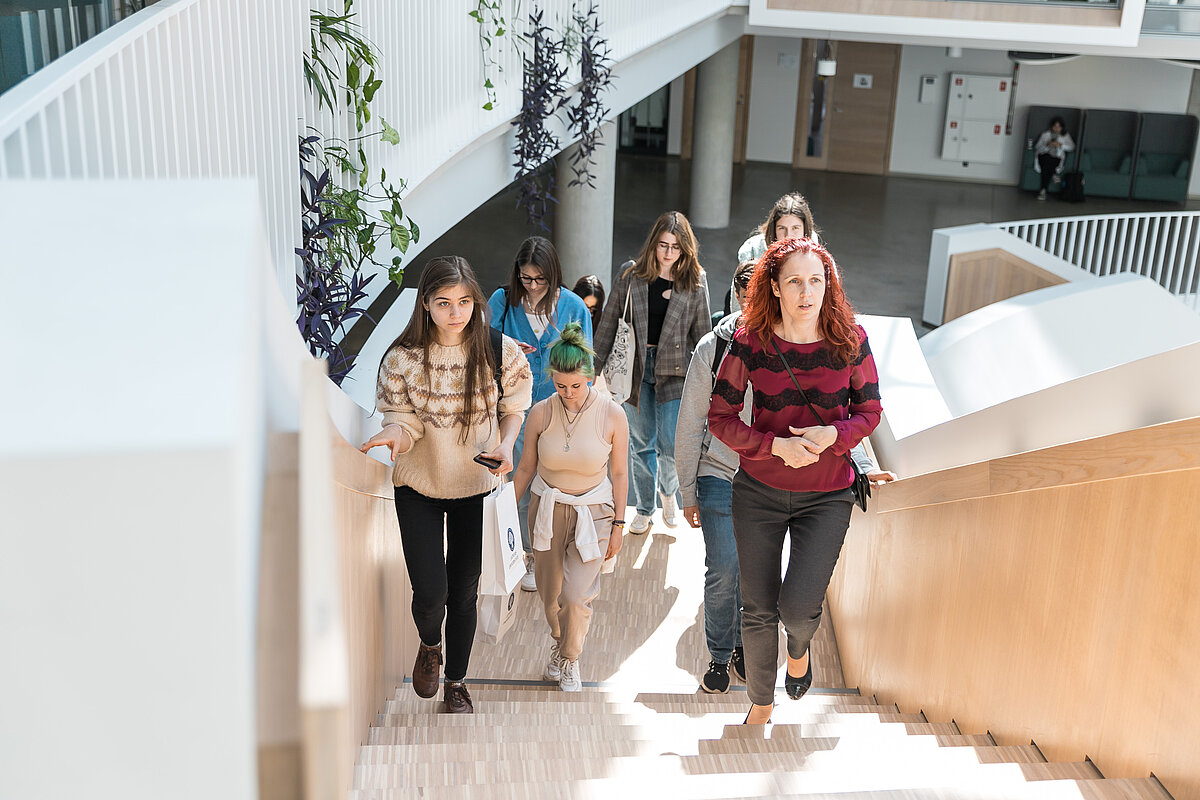 Skolēniem arī bija iespēja doties ekskursijā pa Zinātņu māju. © Foto: Toms Grīnbergs, Latvijas Universitātes Komunikācijas departaments