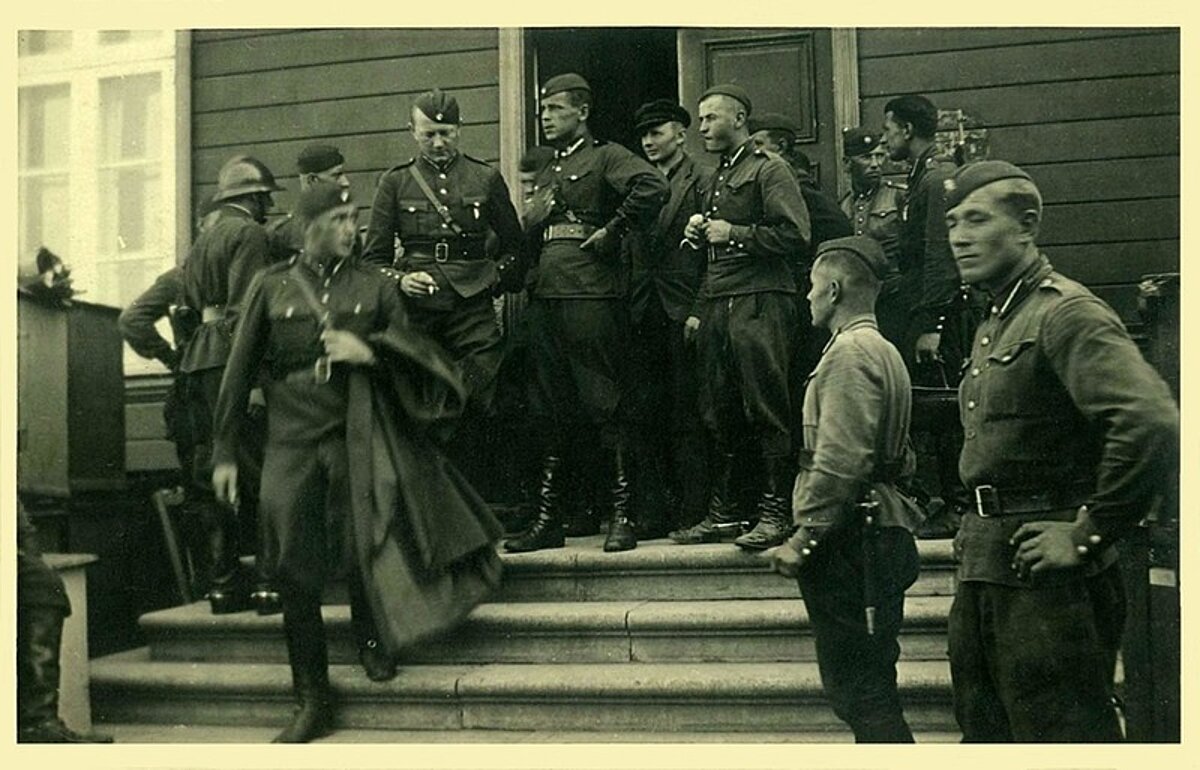 Latvijas armijas virsleitnants Pēteris Čevers Daugavpils cietoksnī, Jātnieku pulka vada komandieris - pa kreisi no atvērtajām durvīm, ar cigareti rokā. Foto: https://latgalesdati.du.lv/persona/2033 Latvijas armijas virsleitnants Pēteris Čevers Daugavpils cietoksnī, Jātnieku pulka vada komandieris - pa kreisi no atvērtajām durvīm, ar cigareti rokā. Foto: https://latgalesdati.du.lv/persona/2033