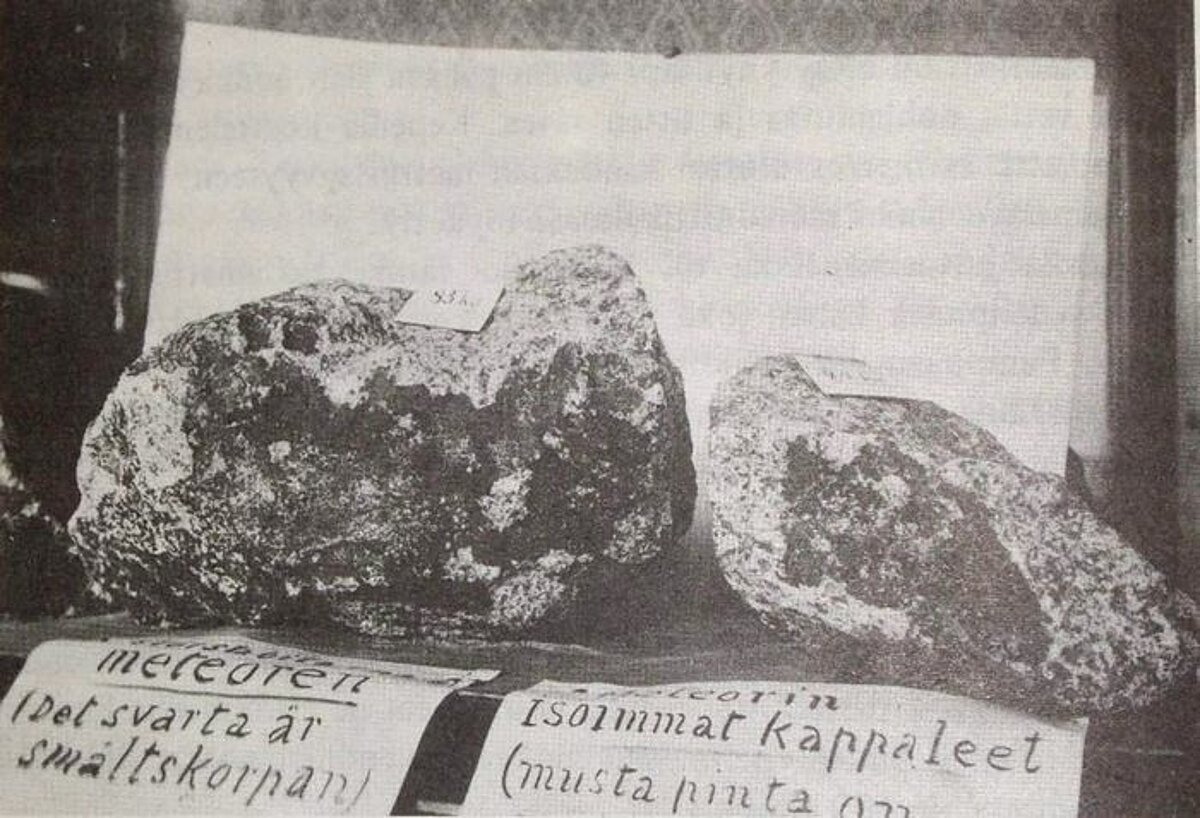 Bjurboles meteorīta lielākie gabali uzreiz pēc atrašanas, 80 un 21 kilogramu smagi. Foto: V. Ramsejs un L. Borgstrēms Bjurboles meteorīta lielākie gabali uzreiz pēc atrašanas, 80 un 21 kilogramu smagi. Foto: V. Ramsejs un L. Borgstrēms