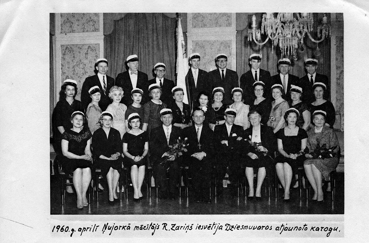 Mācītājs R. Zariņš iesvēta atjaunoto Dziesmuvaras karogu. 1960. gada aprīlis, Ņujorka. (kopija) LUM krājums.