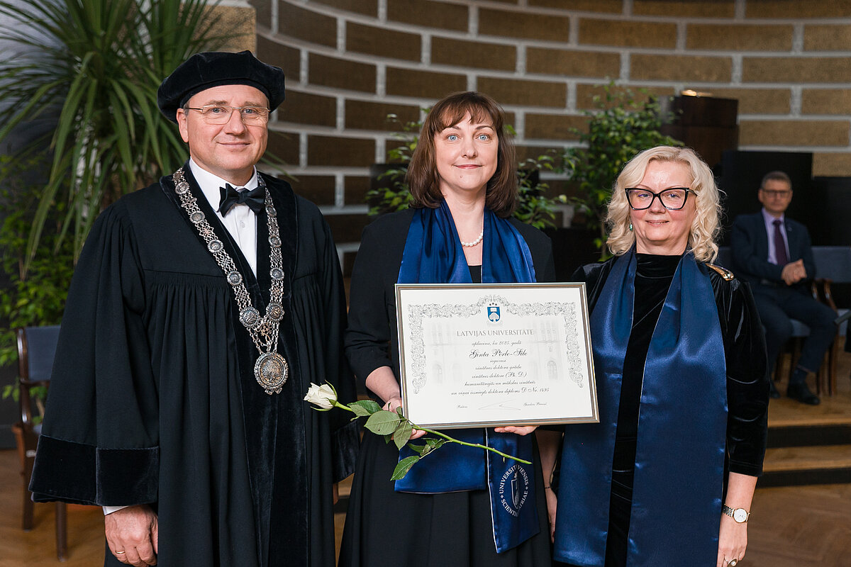 LU rektors prof. Gundars Bērziņš, jaunā zinātņu doktore Ginta Pērle-Sīle un LU Doktorantūras skolas vadītāja prof. Zanda Rubene.