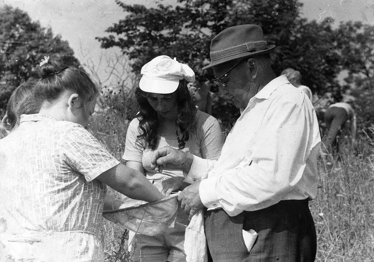 Jānis Lūsis ar studentiem lauka praksē. Foto: LU Muzeja krājums Jānis Lūsis ar studentiem lauka praksē. Foto: LU Muzeja krājums