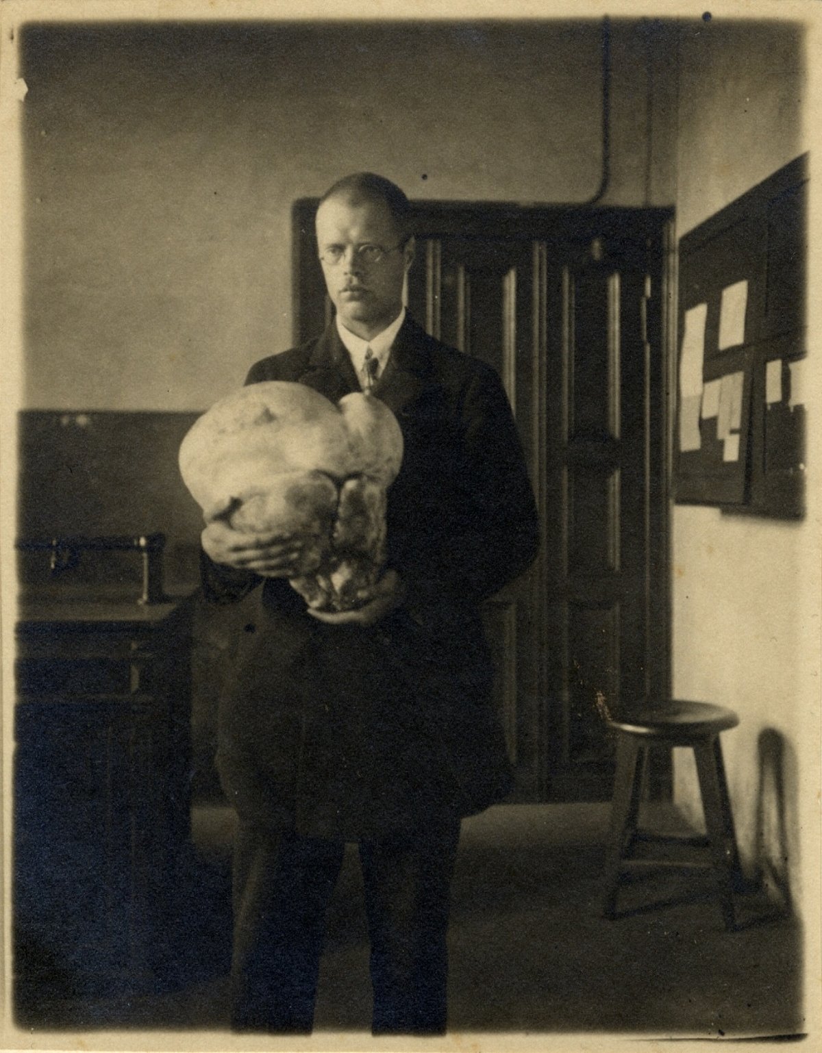 Botāniķis un ģenētiķis Aleksandrs Zāmelis ar milzu apaļpūpēdi. LU Muzeja krājums Botāniķis un ģenētiķis Aleksandrs Zāmelis ar milzu apaļpūpēdi. LU Muzeja krājums
