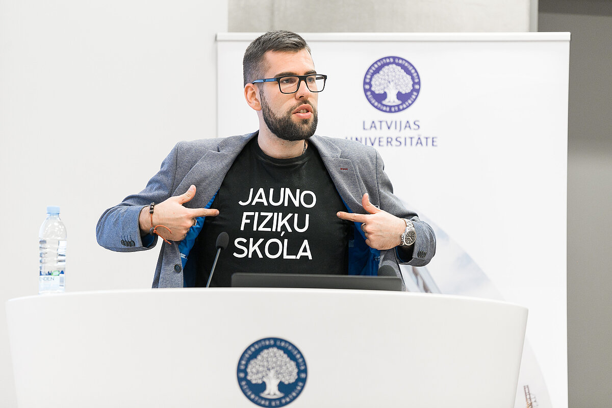 Padomus fizikā sniedza LU Skaitliskās modelēšanas institūta pētnieks, doktorants Ģirts Zāģeris. © Foto: Toms Grīnbergs, Latvijas Universitātes Komunikācijas departaments