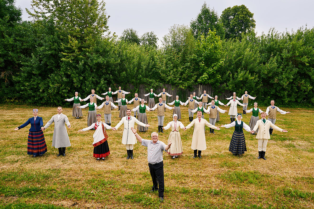 LU Vidējās paaudzes deju kolektīvs "Dancis" (mākslinieciskais vadītājs Rolands Juraševskis)