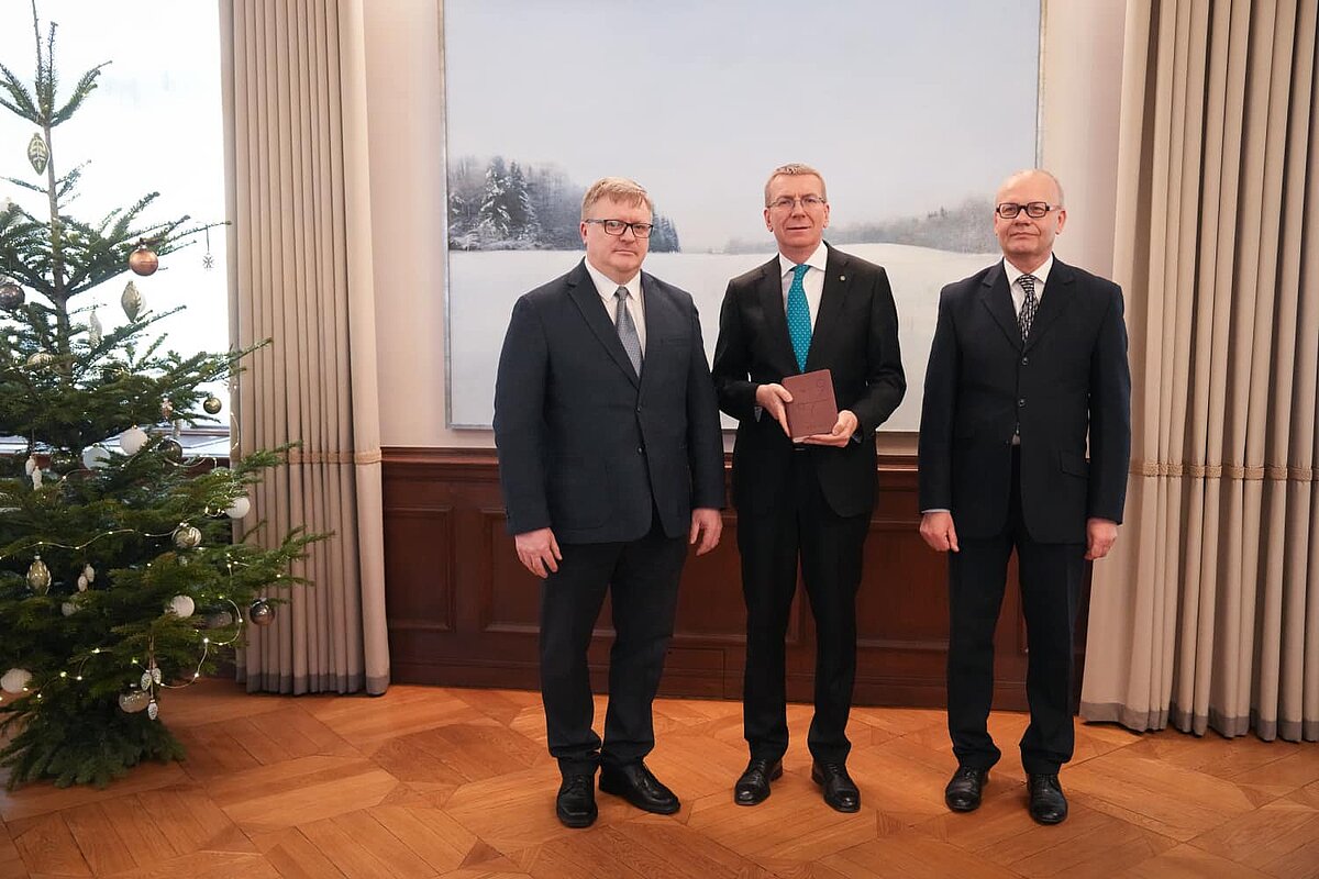 2024. gada 11. decembrī jaunais Bībeles izdevums tika svinīgi pasniegts Valsts prezidentam Edgaram Rinkēvičam. No kreisās: Latvijas Bībeles biedrības valdes priekšsēdētājs Jānis Balodis, Latvijas Bībeles biedrības valdes ģenerālsekretārs, HZF profesors Valdis Tēraudkalns, Valsts prezidents Edgars Rinkēvičs. Foto autors: Ilmārs Znotiņš, Valsts prezidenta kanceleja.