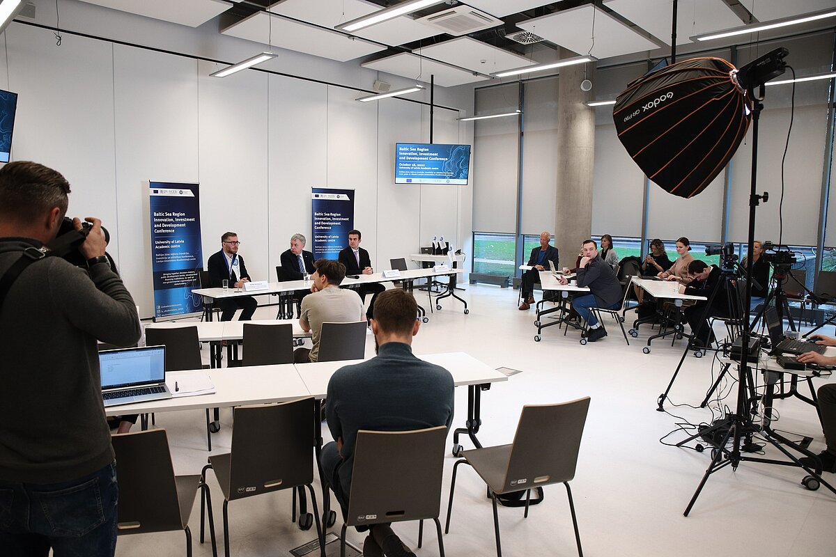 Baltijas jūras reģiona inovāciju, investīciju un attīstības konferences preses brīfings
Foto: Toms Grīnbergs, LU Komunikācijas departaments Baltijas jūras reģiona inovāciju, investīciju un attīstības konferences preses brīfings