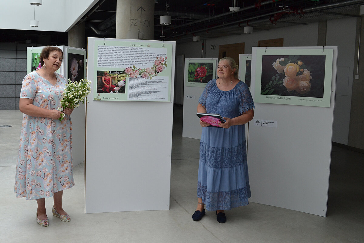 Izstādi atklāj LU Muzeja direktore Iveta Gudakovska (pa labi), dod vārdu attēlu autorei Gunta Vilka. Foto: Mariia Koltsova Izstādi atklāj LU Muzeja direktore Iveta Gudakovska (pa labi), dod vārdu attēlu autorei Gunta Vilka. Foto: Mariia Koltsova