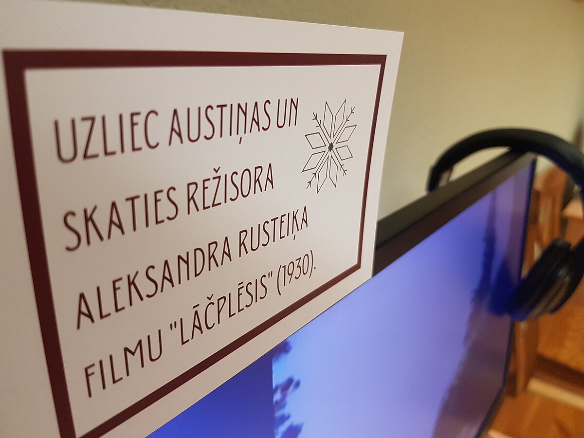 Izstādē iespējams noskatīties režisora Aleksandra Rusteiķa 1930. gada filmu “Lāčplēsis”.
