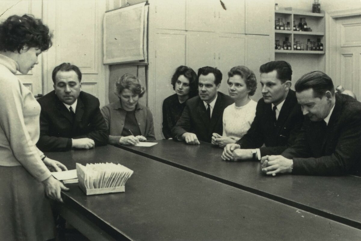 Ž. Akulovas kursa darba aizstāvēšana LU Botānikas katedrā. No kreisās sēž: A. Mauriņš, V. Medne, G. Pospelova, E. Vimba, G. Ābele, A. Piterāns, V. Langenfelds. 1960. gadi. Foto: no LU Muzeja krājuma Ž. Akulovas kursa darba aizstāvēšana LU Botānikas katedrā. No kreisās sēž: A. Mauriņš, V. Medne, G. Pospelova, E. Vimba, G. Ābele, A. Piterāns, V. Langenfelds. 1960. gadi. Foto: no LU Muzeja krājuma